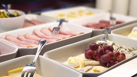 Fat med pålägg, skinka, ägg, flera olika ostar.