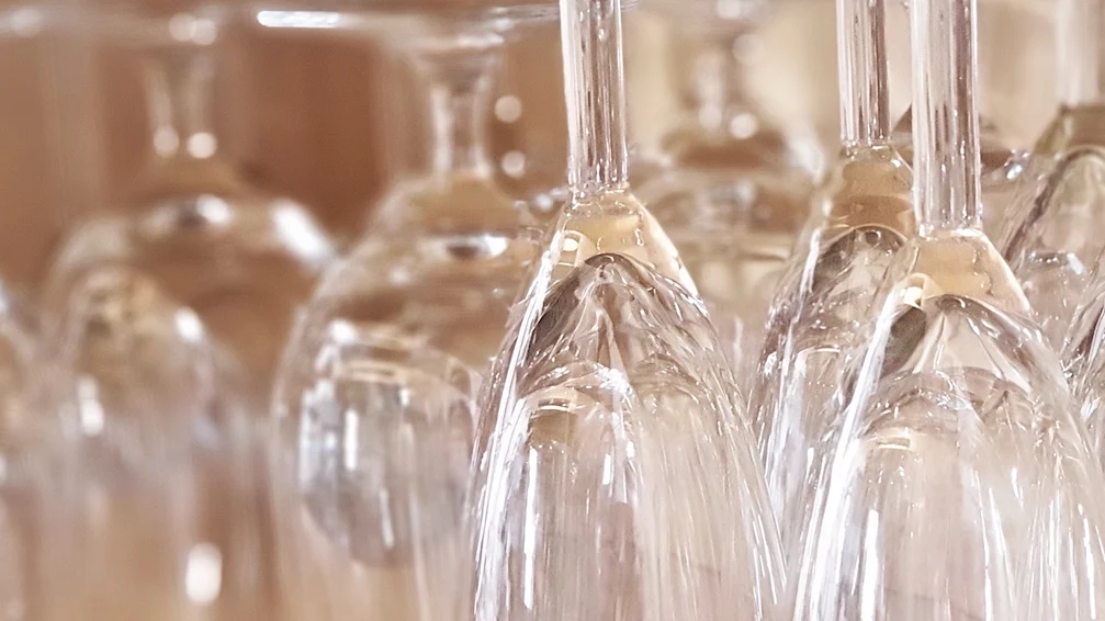 Uppställda champagneglas och ölglas som glänser.