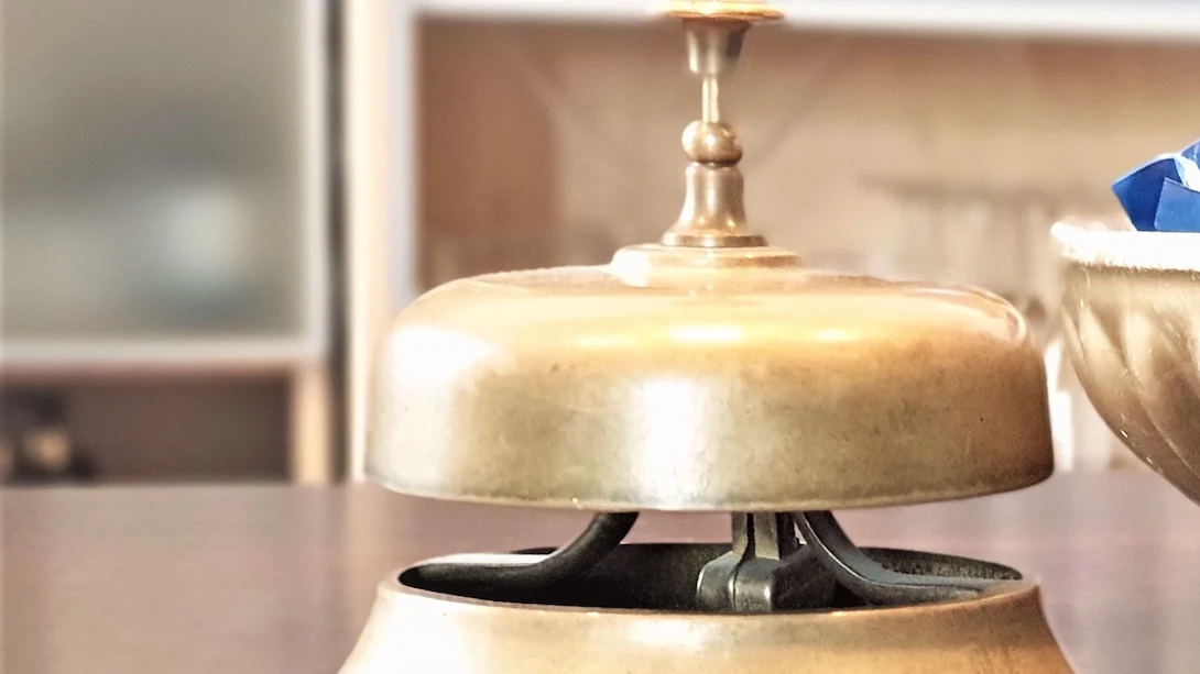 En gammeldags ringklocka i mässing.