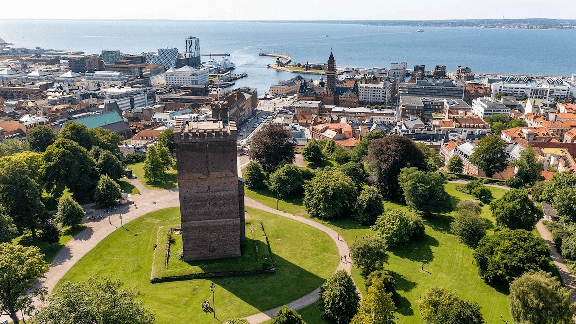 Kärnan sedd ovanifrån och bakifrån en solig dag, med Helsingborg stad och sundet nedanför.