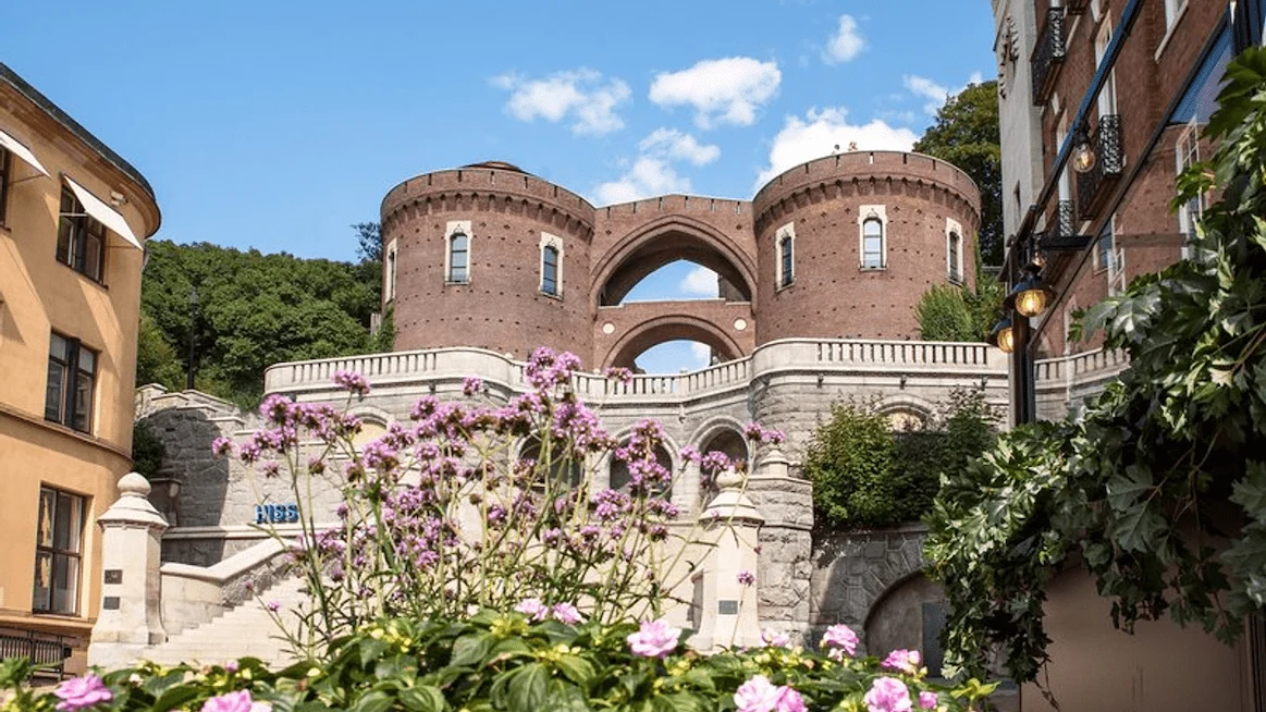 Kärnantrapporna sedda från Stortorgen en solig dag.