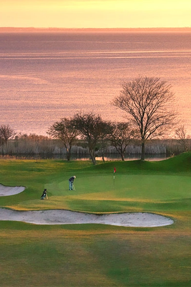 En golfbana på Rya Golfklubb i skymningen.
