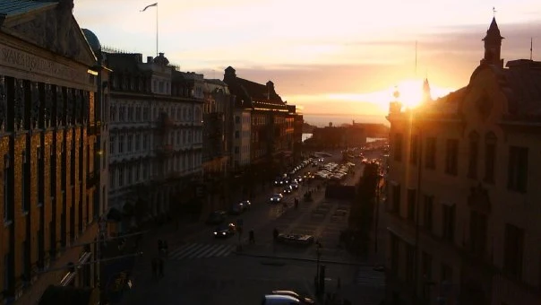 Utsikt över Stortorget i Helsingborg med bilar i rörelse, sett i solnedgången från Kärnan-trapporna. 