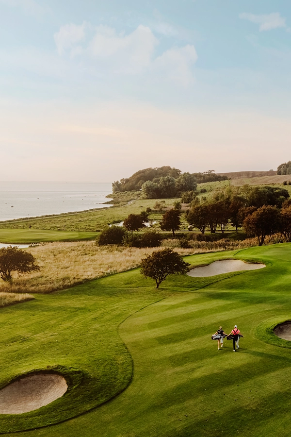 En golfbana på Landskrona Golfklubb en solig dag.