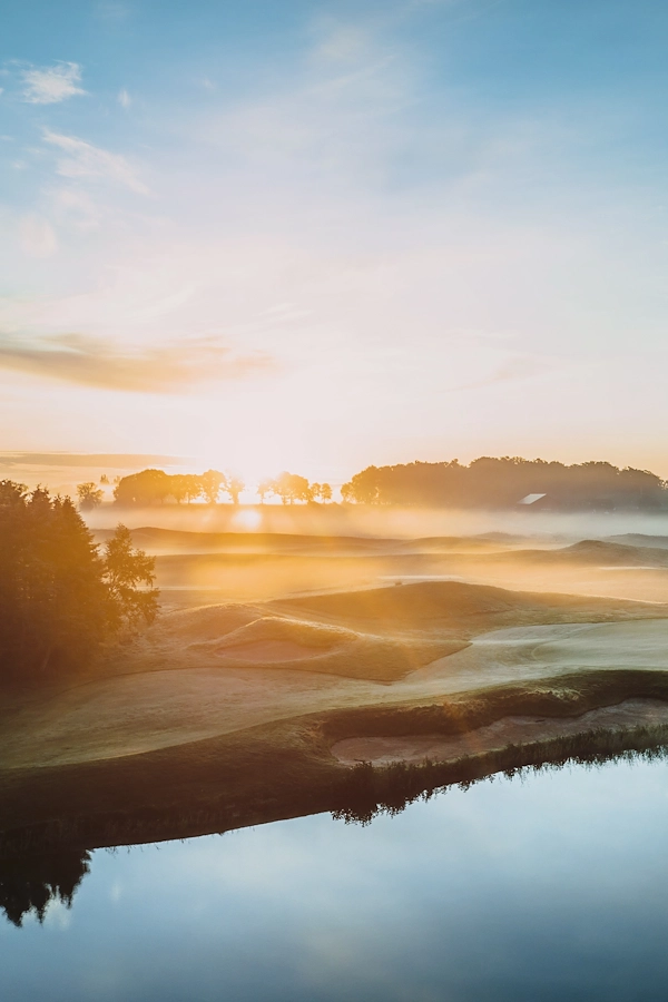 En golfbana på Vasatorps Golfklubb under skymningen.