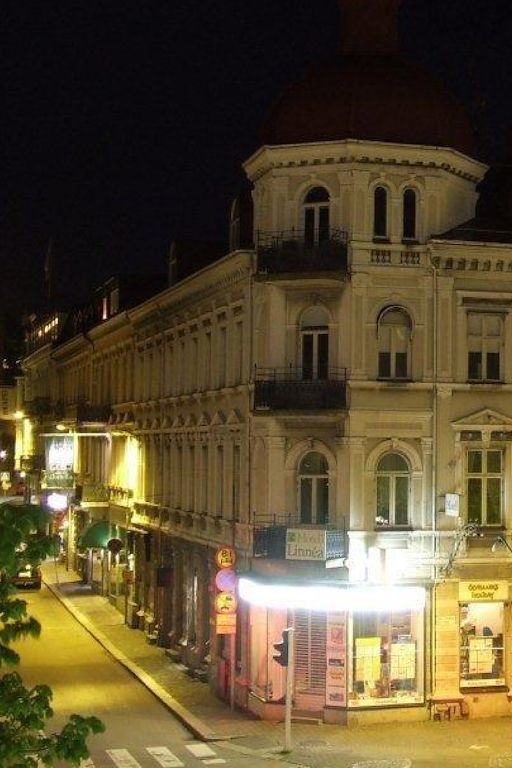 Hotell Linnéas hörn-byggnad på Järnvägsgatan, under nattid i svartvitt.