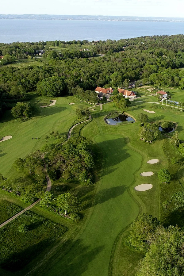En golfbana på St. Arild Golfklubb en solig dag.